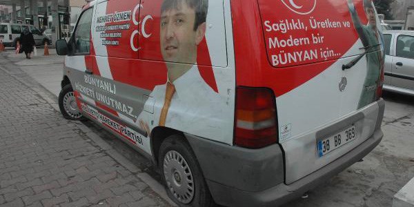 B�nyan Belediye Ba�kan� MHP'li �zmen'in se�im arac�n�n lastikleri kesildi