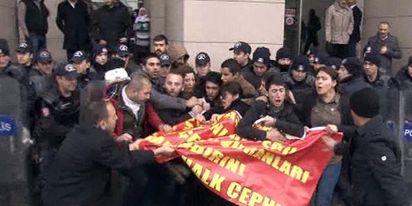 Adliye önünde gerginlik!