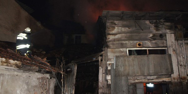 Kastamonu'da tarihi evler kül oldu