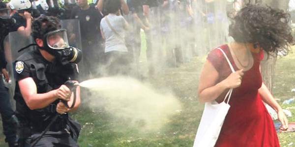 'Kırmızılı Kadın'a gaz sıkan polise meslekten men istemi