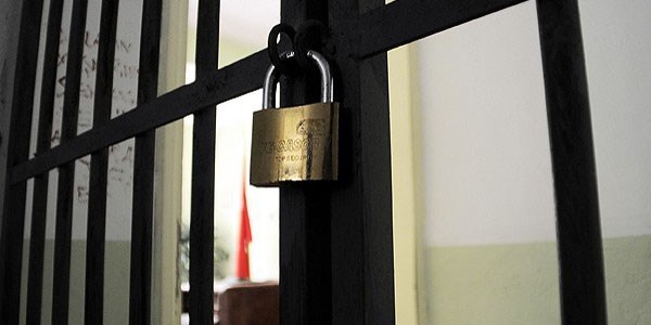 Memuru dövüp Cezaevi'nden firar ettiler