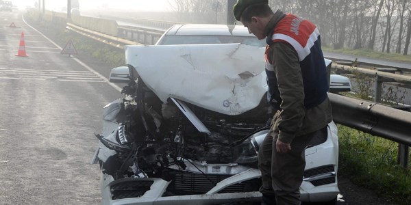 Otomobil işçi servisine çarptı: 2 yaralı