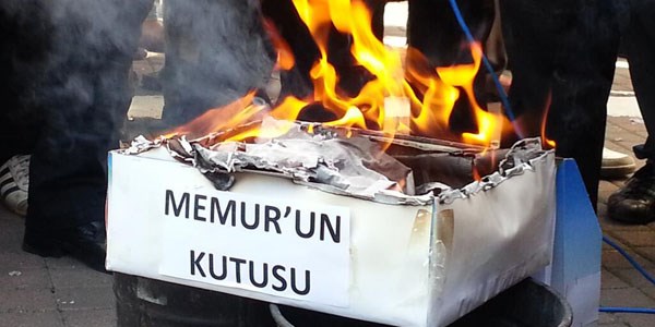 Memurlar maaş bordrolarını yaktı