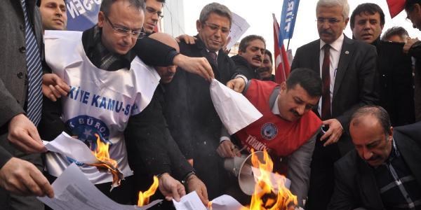 Bursa'da memurlar maaş bordrolarını yaktı