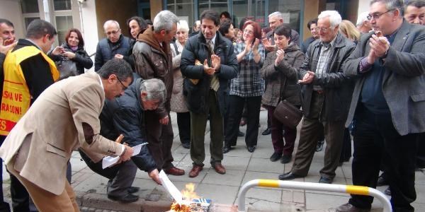 Defterdarlık önünde bordrolarını yaktılar