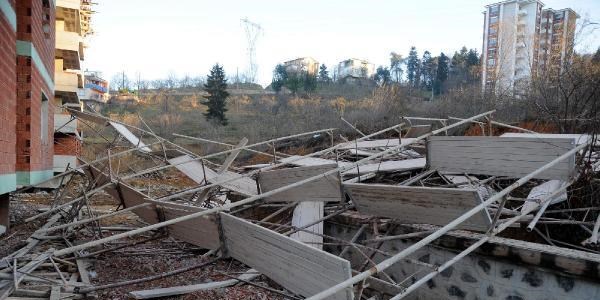 İnşaat iskelesi çöktü, 2 işçi öldü