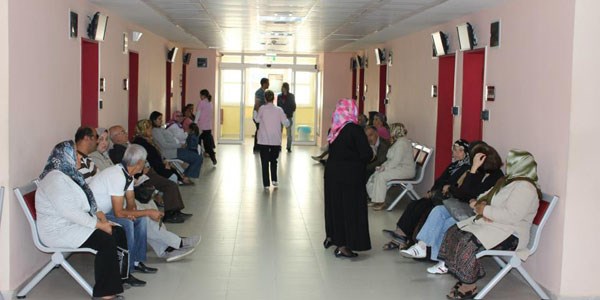 Hasta yakını hemşireye saldırdı