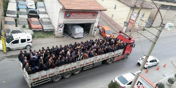 Tır'ın dorsesinde eyleme gittiler