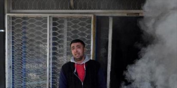 İşyeri mühürlenen esnaf kendisini yakmak istedi