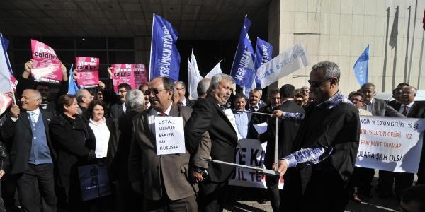 Mersin'de memurlar bordro yaktı