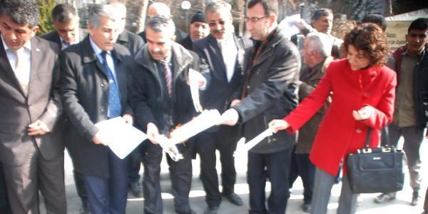 Adıyaman'da memurlar bordro yaktı