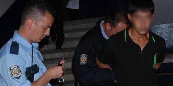 Üvey annesini 10 yerinden bıçakla yaraladı