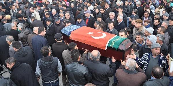 Yangında ölen aynı aileden 4 kişi toprağa verildi