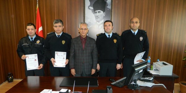 Başarılı polislere belge verildi