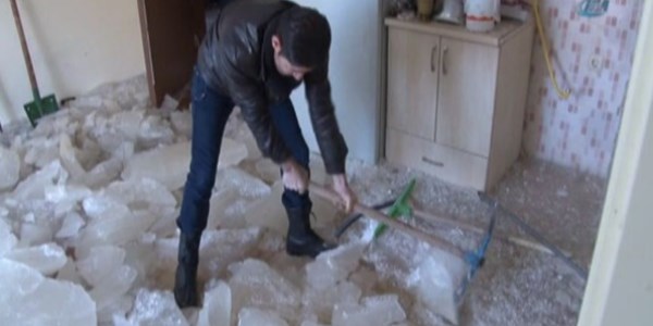Apartman dairesi buzul eve döndü
