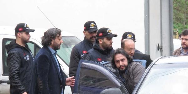 Otomobildeki silahlar ve polis yeleklerı gasp çetesinin çıktı