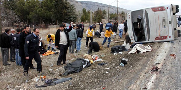 Yolcu otobüsü devrildi: 3 ölü