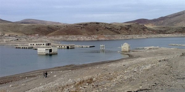 Su seviyesi düştü, yatır göründü