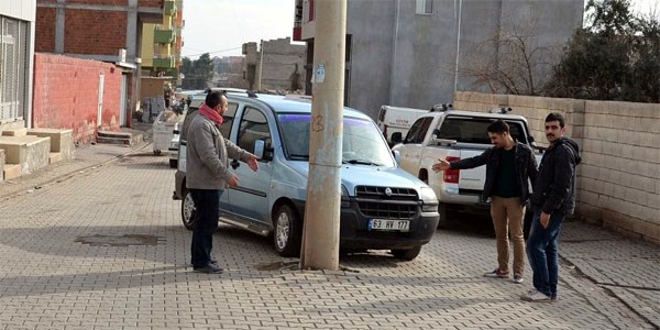 Yol ortasında elektrik direği şaşırtıyor
