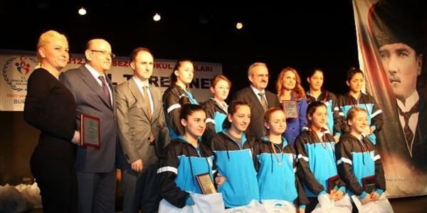 Bursa'da başarılı sporcu gençler ödüllendirildi
