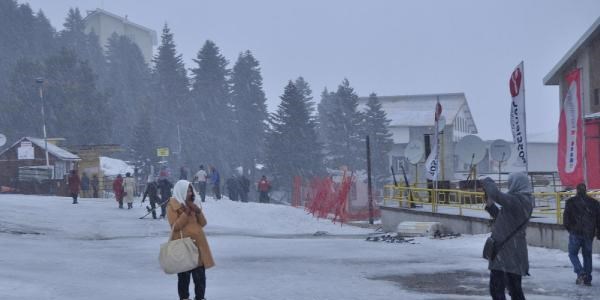 Uludağ'da sevindiren kar