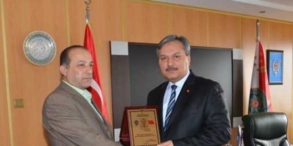 Emniyet Müdürü, emekli olan polis memuruna plaket verdi
