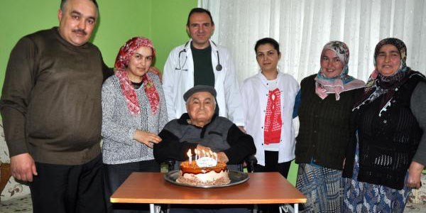 Doktordan 83 yaşındaki hastasına doğum günü