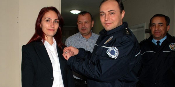 Başarılı polis memuruna ödülünü eşi taktı