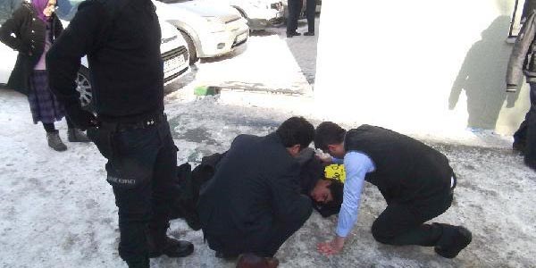 Lise ��rencisi buzda d��erek yaraland�