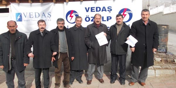 �zalpl� muhtarlardan elektrik kesintilerine tepki