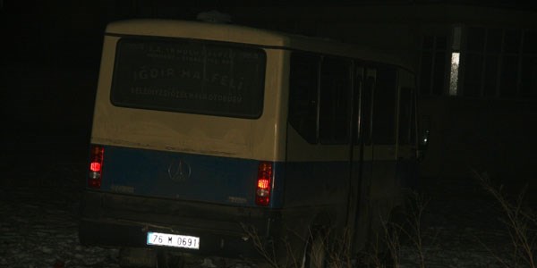 Hırsızlar çaldıkları minibüsle kaza yaptı
