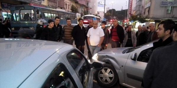 Mesai çıkışı yaşanan kaza trafiği kitledi