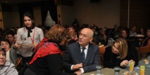 Yenimahalleli kadınlar matinede eğlendi