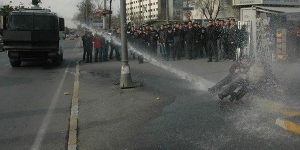 Emniyet önündeki eyleme polis müdahalesi