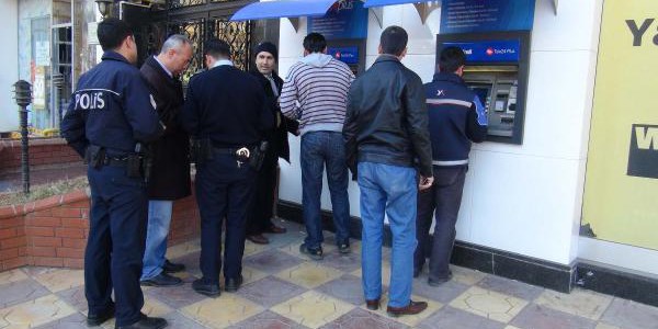 Banka atm'sine yerleştirilen kopyalama cihazı bulundu