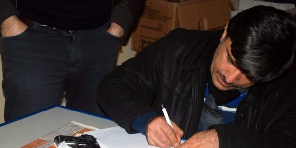 Silahını tuvalette unuttu