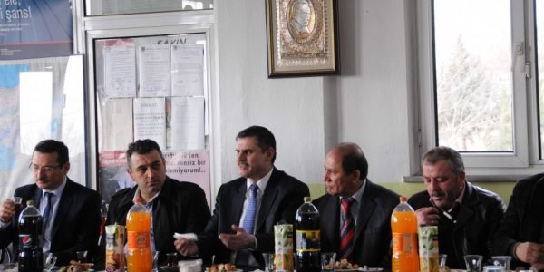 Ba�kan Ayd�nl� kamyoncularla bulu�tu