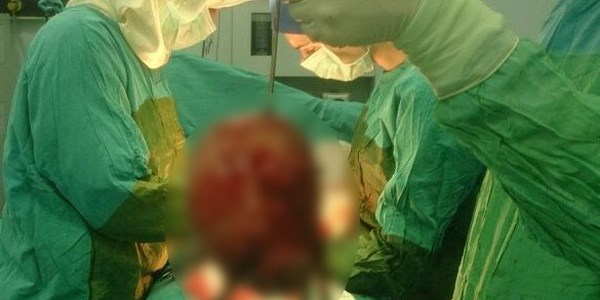 Karn�ndan 15 santimetrelik miyom ��kt�