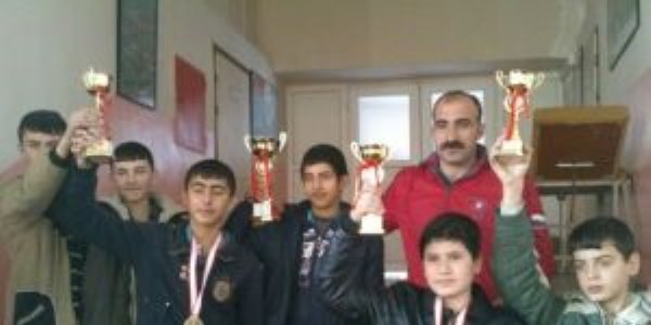 Erzincan'da okul sporları satranç turnuvası yapıldı