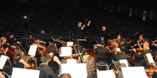 Rektör orkestra yönetti