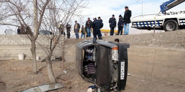Çarışan otomobillerden biri bahçeye uçtu, diğeri direğe çarptı