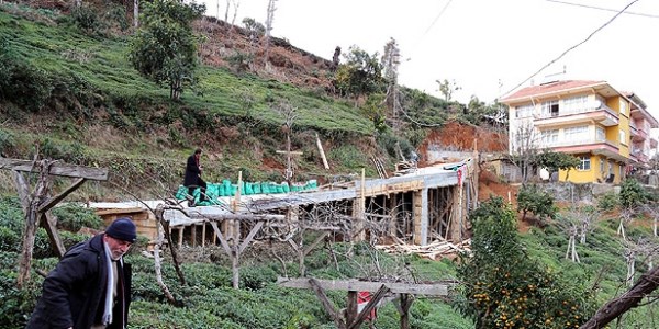 Evine ulaşmak için 68 metrelik köprü yaptı