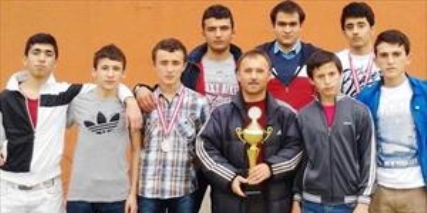 Güreş'te takım halinde birinci oldular
