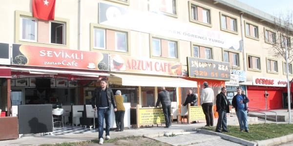 Kafede çıkan yangını esnaf söndürdü
