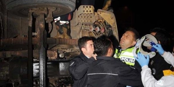 Devrilen kamyondaki polis ölümden döndü
