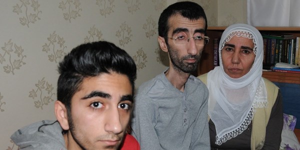 Genç öğretmen günden güne eriyor