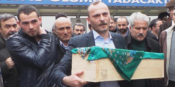 Kızını son yolculuğuna kucağında taşıdı