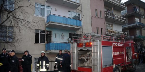 Evde çıkan yangında yanarak öldü
