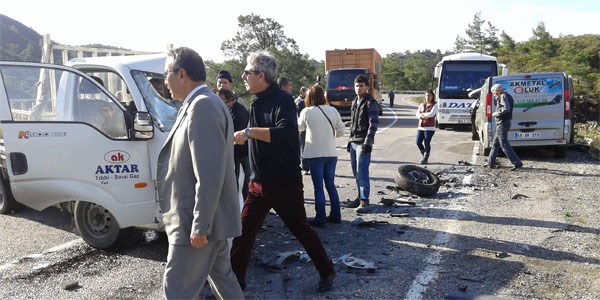 Marmaris'te trafik kazası, 1'i ağır 3 yaralı