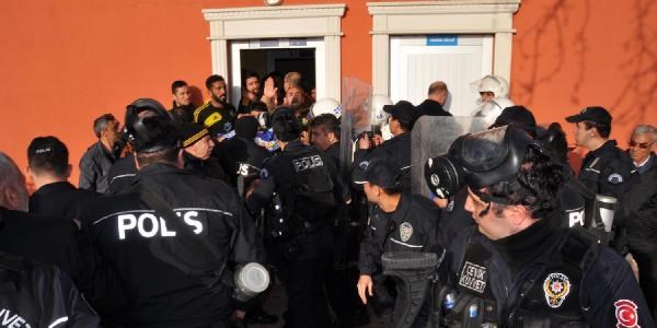 Olaylı maçta hakemler stattan ambulansla çıktı